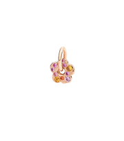 Charm fiore in oro rosa 9K con zaffiri rosa e arancio, dettaglio dei colori vivaci e delle pietre preziose.